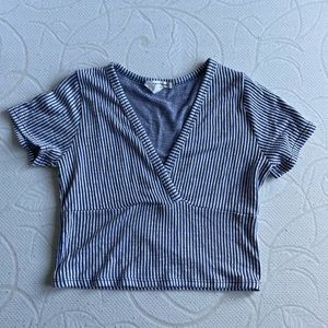 blue and white cropped v-neck shirt